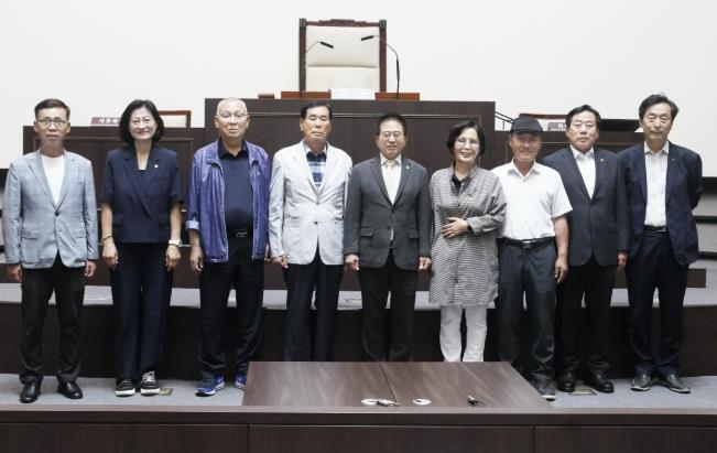 광주시의회 허경행 의장, 전직 의장 간담회 개최…제9대 광주시의회 후반기 개원 1주년을 맞아 소통의 시간 가져 기사 이미지