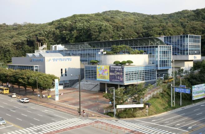 성남시청소년청년재단 중원유스센터 신나는 야외 물놀이장 개장 기사 이미지