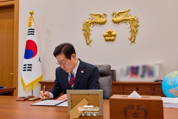 이재명 대통령, 청와대 첫 출근…국가위기관리센터 방문·점검 나서 기사 이미지