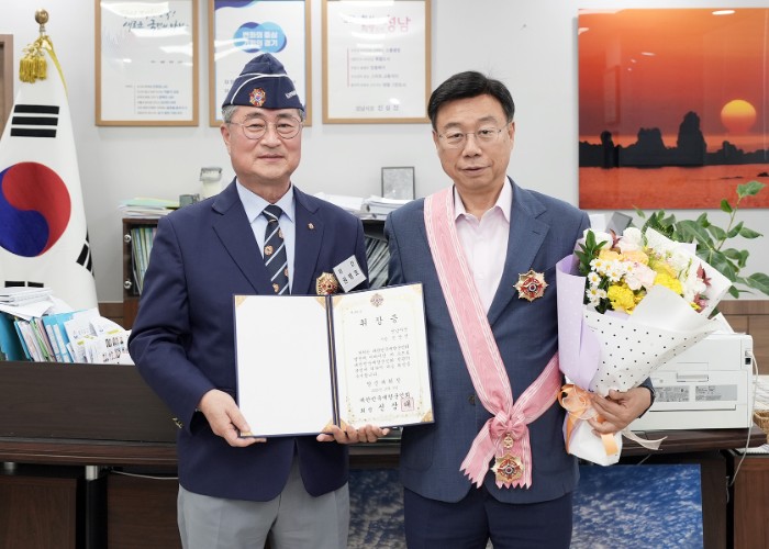 신상진 성남시장, 재향군인회 최고상 ‘향군대휘장’ 수상 기사 이미지